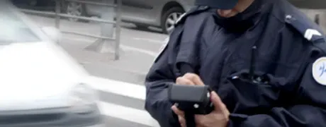 Un agent de police établit un proc_s verbal sur un terminal mobile